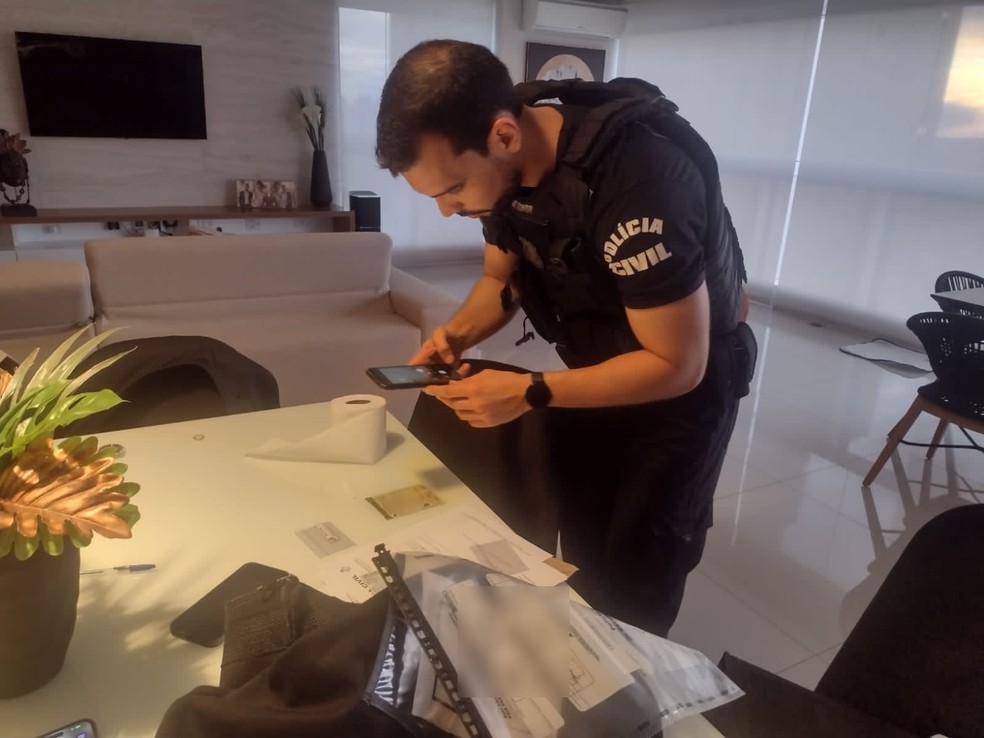 Polícia Civil faz busca e apreensão de documentos em casa de suspeitos de golpe com criptomoedas em Goiânia, Goiás — Foto: Divulgação/Polícia Civil