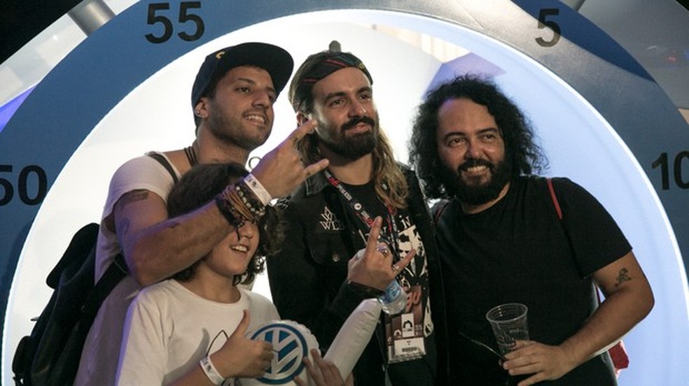 Novo Baterista Do Slipknot Posa Sem Mascara Ao Lado De Fred Castro Ex Raimundos Rock In Rio Multishow