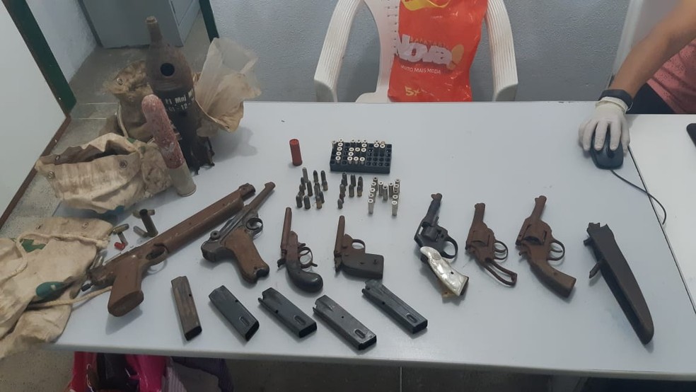 Polícia apreende armas, munições e lançador de granada em residência na Grande Fortaleza. — Foto: PM/ Divulgação