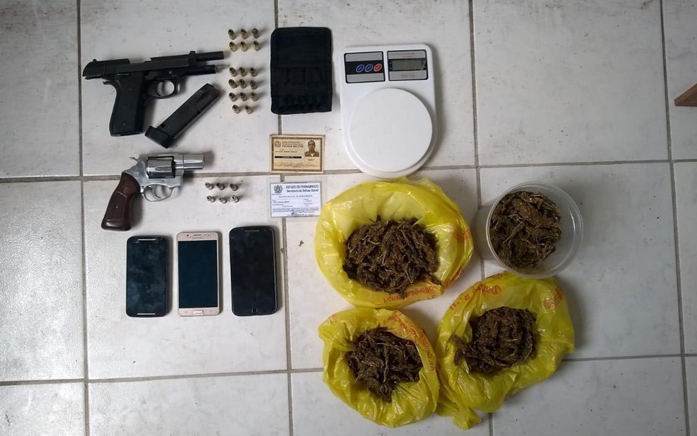 Pistola, revólver, munições, maconha, celulares e balança de precisão foram apreendidas no Recife — Foto: Reprodução/WhatsApp