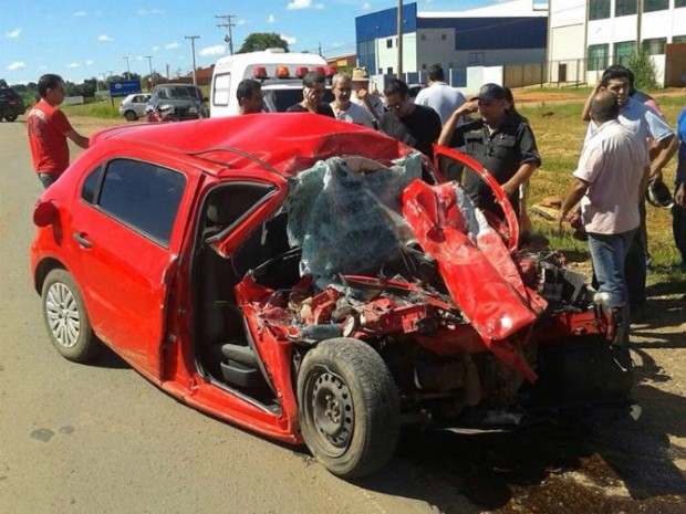 Carro ficou destruído após batida na SP-141 (Foto: Sidnei Miranda/ Folha Regional)