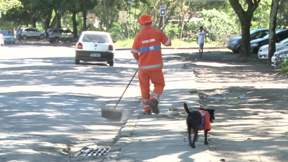 Mineiro e Pretinho durante o trabalho de limpeza das ruas de Campo Grande, na Zona Oeste do Rio â€” Foto: Gustavo Wanderley/ G1