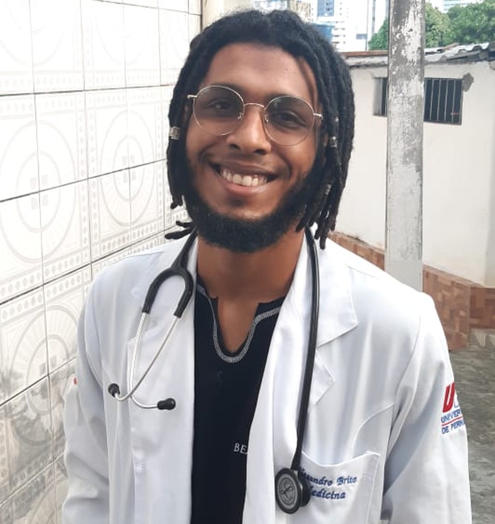 Alesandro Pereira de Brito Filho, de 23 anos, é aluno em medicina na UPE — Foto: Arquivo Pessoal