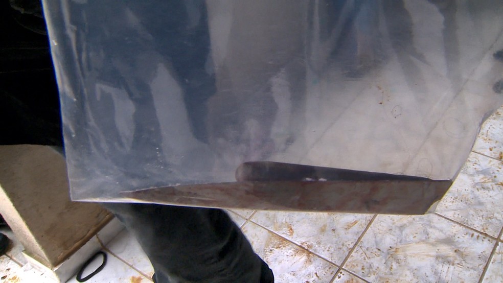 A faca utilizada no crime foi apreendida pela polícia — Foto: Reprodução/TV Gazeta