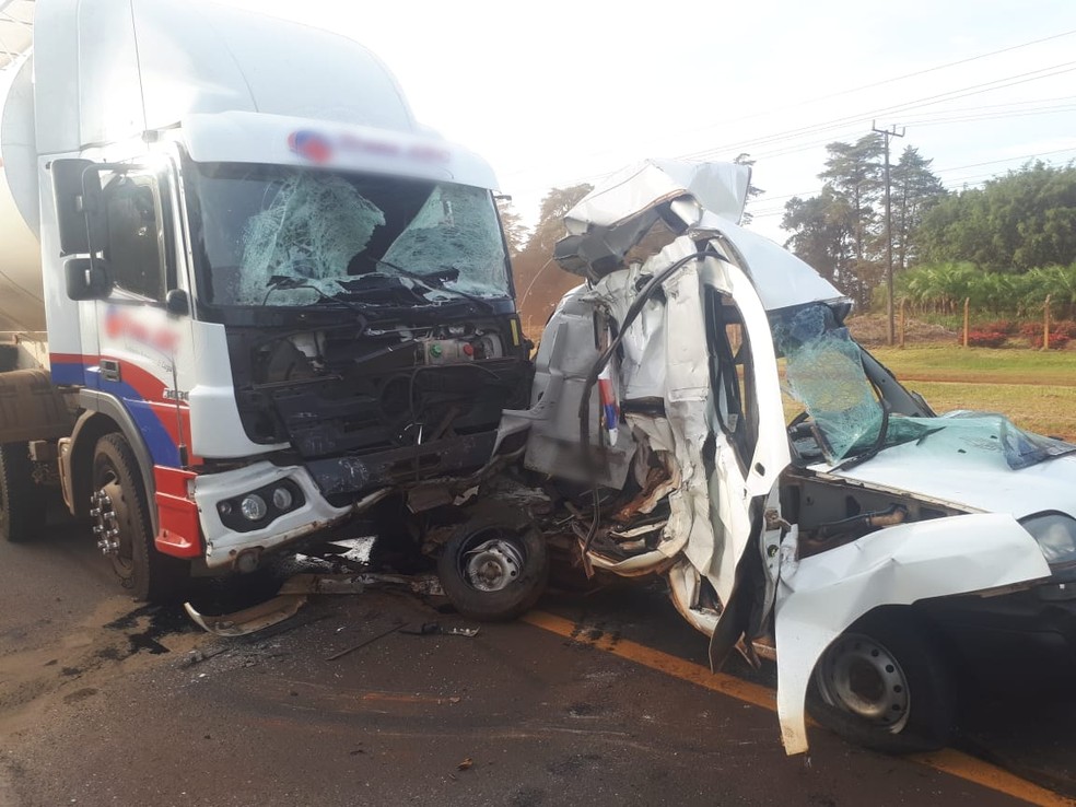 Motorista morreu após bater furgão contra caminhão, na BR-277, em Cascavel — Foto: Divulgação/Ecocataratas