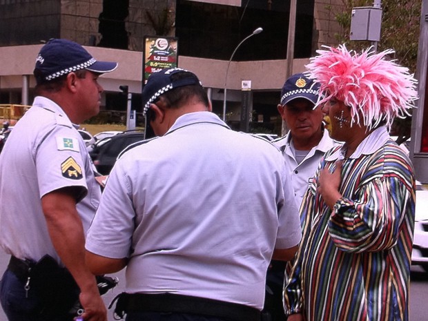 Polícia Militar aborda palhaço que agrediu idoso (Foto: TV Globo/Reprodução)