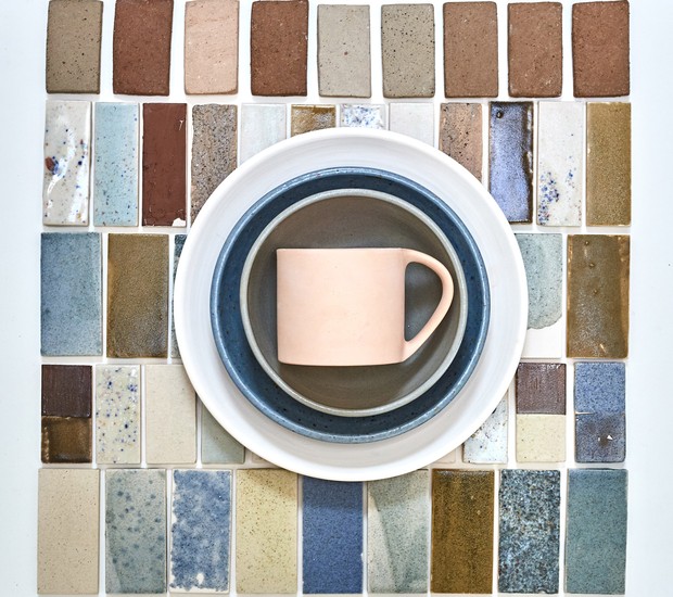 A cor da cerâmica varia de acordo com os materiais usados na produção do esmalte finalizador (Foto: Dezeen/ Reprodução)