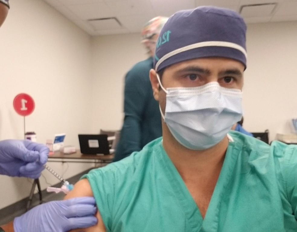 Médico brasileiro Marcio Covas Moschovas sendo vacinado nesta quarta-feira (6) — Foto: Arquivo Pessoal/Marcio Covas Moschovas