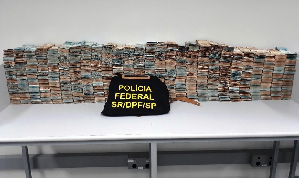 Policiais federais contabilizaram dinheiro encontrado com prefeito de MongaguÃ¡, SP (Foto: G1 Santos)