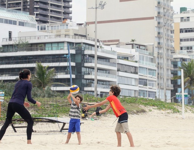 Carol Solberg ensina os filhos, José e Salvador, a jogar vôlei de praia (Foto: Daniel Delmiro/AgNews)