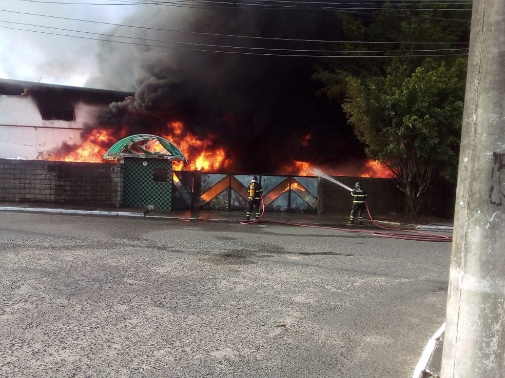 Incndio atinge depsito de empresa que fabrica e armazena plsticos na Regio Metropolitana de Salvador — Foto: Arquivo Pessoal