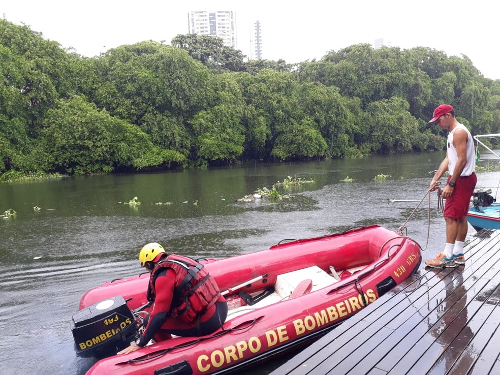 Bombeiros fazem buscas no Rio Capibaribe, na Zona Norte do Recife, para localizar jovem que desapareceu — Foto: Camila Torres/TV Globo
