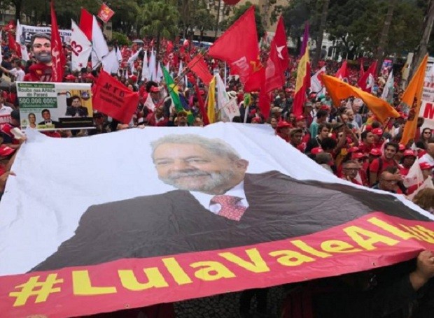 Militantes do PT em ato de apoio ao ex-presidente Lula no Centro de Curitiba (Foto: Reprodução Facebook/PT)