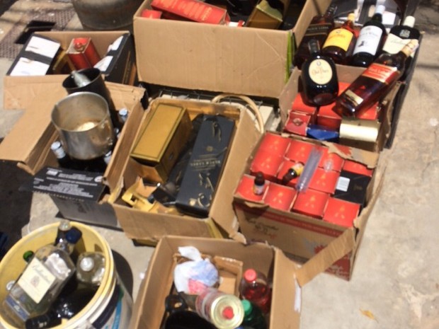 Bebidas alcoólicas eram falsificadas dentro de casa no bairro Ilhotas (Foto: Divulga/Polícia Civil)
