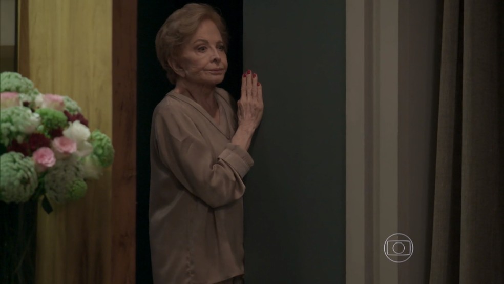 Stelinha (Gloria Menezes) fica chocada ao flagrar beijo — Foto: TV Globo