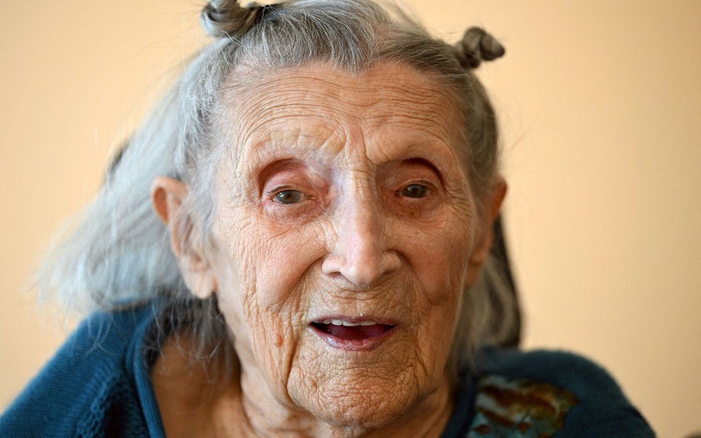 Hermine Saubion, de 110 anos, sorri na casa de repouso onde vive em Banon, na França, em foto de 28 de janeiro — Foto: Nicolas Tucat/AFP