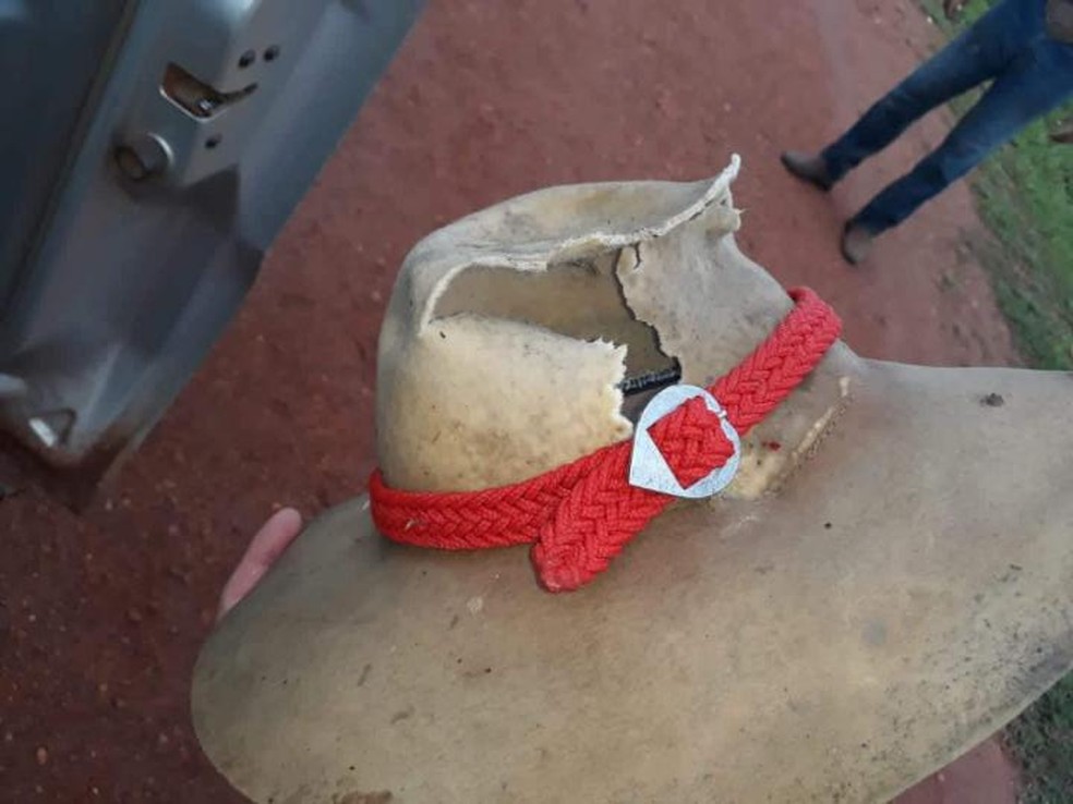 Descarga elétrica fez um furo no chapéu que o trabalhador usava — Foto: Arquivo pessoal