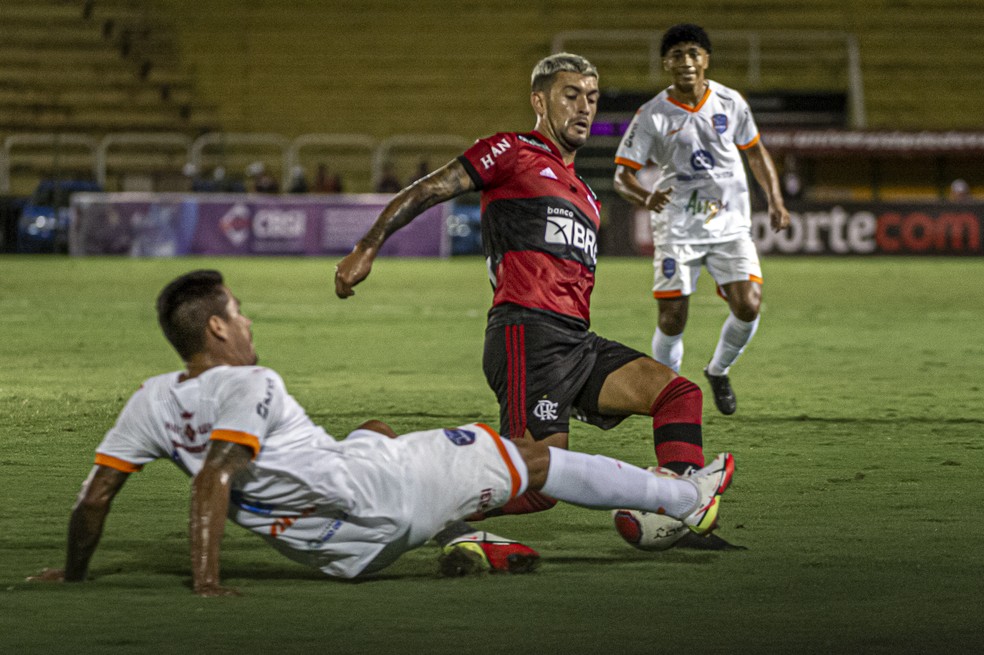 Arrascaeta em a&ccedil;&atilde;o durante Flamengo x Audax &mdash; Foto: Paula Reis/Flamengo