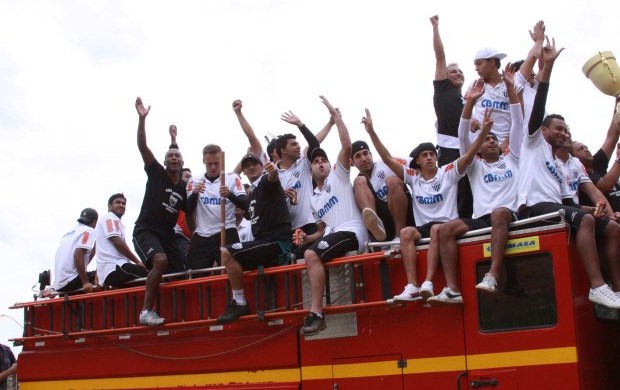Jogadores do Araxá Esporte são recebidos com festa na volta pra casa após vencer o Módulo II (Foto: Divulgação/AEC)