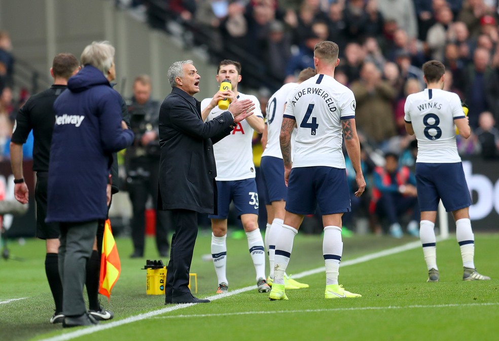 José Mourinho durante estreia pelo Tottenham — Foto: Catherine Ivill/Getty Images
