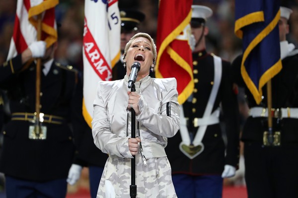 A cantora Pink durante sua apresentação do hino dos EUA no Super Bowl 2018 (Foto: Getty Images)