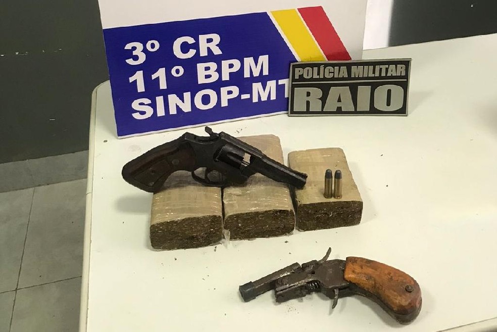 Armas foram apreendidas com suspeitos — Foto: PMMT