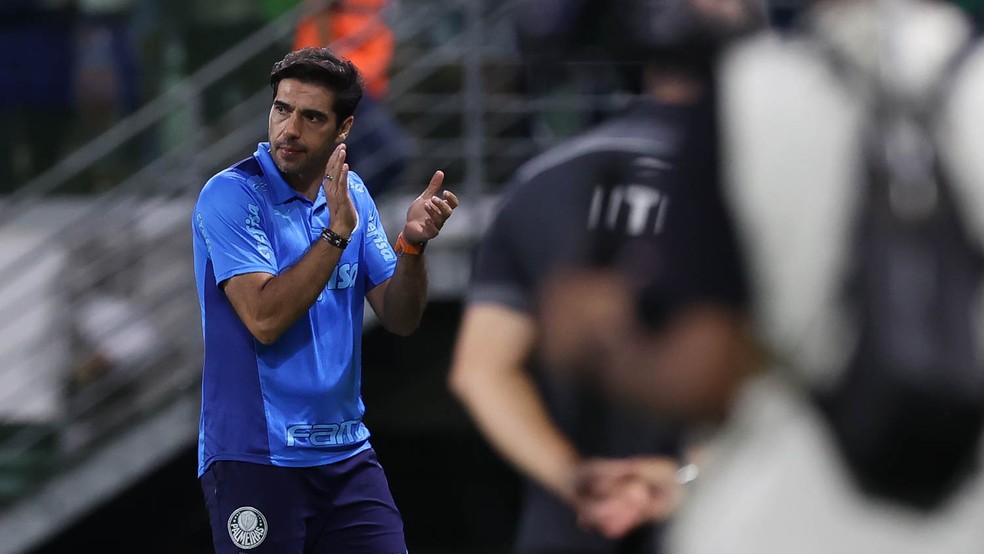 Abel lamenta saída de Kuscevic e diz que Palmeiras não deve buscar outro zagueiro