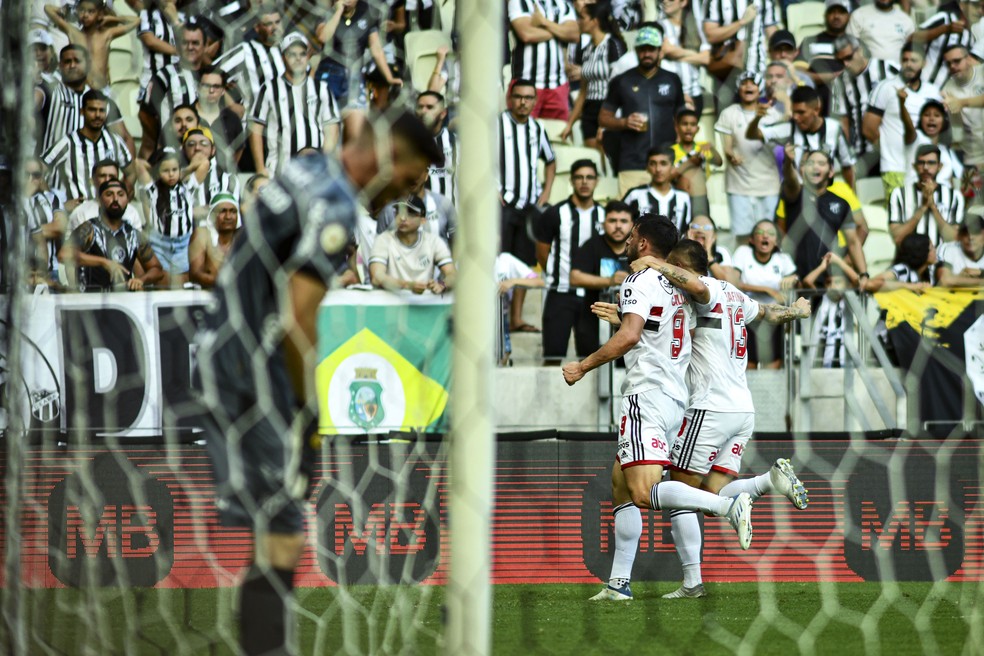 Calleri comemora o gol contra o Ceará — Foto: Kely Pereira/AGIF