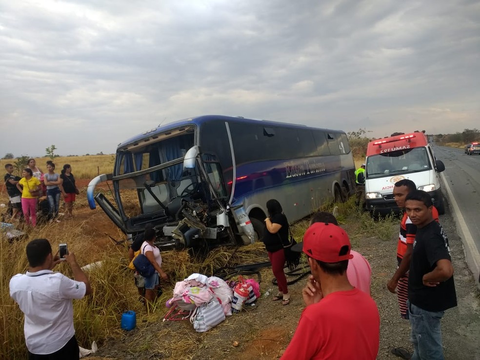 ApÃ³s colisÃ£o contra carreta, Ã´nibus saiu da pista, prÃ³ximo a CapitÃ£o EnÃ©as â Foto: PolÃ­cia Militar/DivulgaÃ§Ã£o 