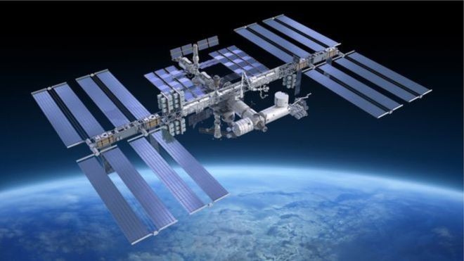 Segundo a agência espacial russa, Roscosmos, a probabilidade de um impacto de lixo contra a Estação Espacial Internacional (ISS) aumentou 5% após teste de armas antissatélite realizado pela Índia (Foto: Getty Images)