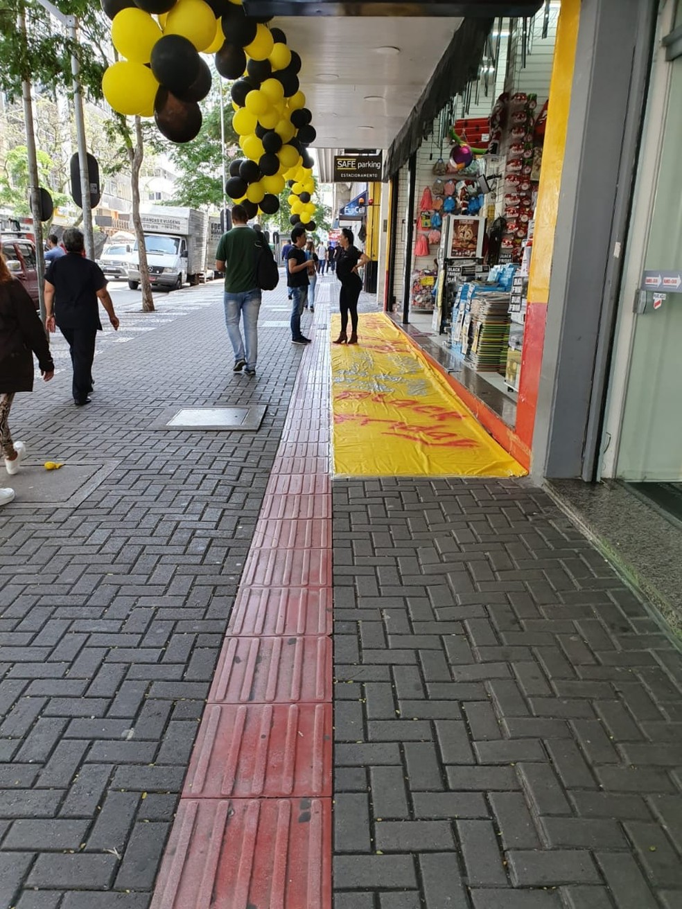 Em Curitiba, várias lojas abriram mais cedo para a Black Friday — Foto: Dulcineia Novaes/RPC 