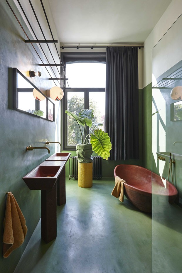 Décor do dia: Banheiro verde com toque terracota (Foto: Reprodução)