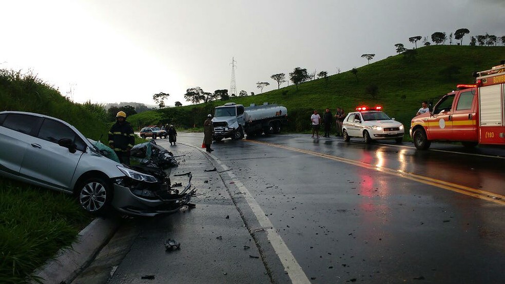 Homem morre apos acidente entre carro e caminho-tanque na BR-265 em Barbacena (Foto: Corpo de Bombeiros/Divulgao)
