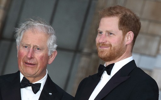 Príncipe Charles está "furioso" com declarações de Harry, diz site
