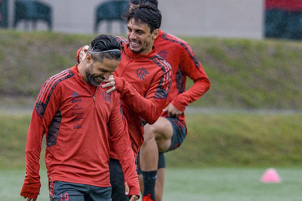 Rodrigo Caio brinca com Diego no treino desta terça. Ambos estão à disposição — Foto: Alexandre Vidal / CRF