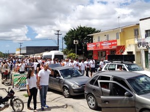 Grupo saiu em caminhada pelas ruas da cidade (Foto: Divulgação)