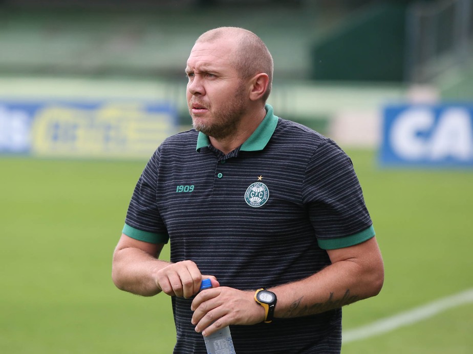 Em busca de treinador, clube segue sondando mercado e ...