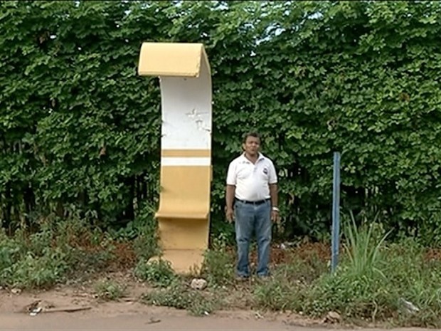 Mine ponto de ônibus em Gurupi cabe apenas uma pessoa (Foto: Reprodução/TV Anhanguera)