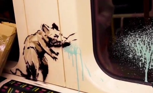  Banksy deixou ratos com máscaras no metrô de Londres (Foto: Divulgação)