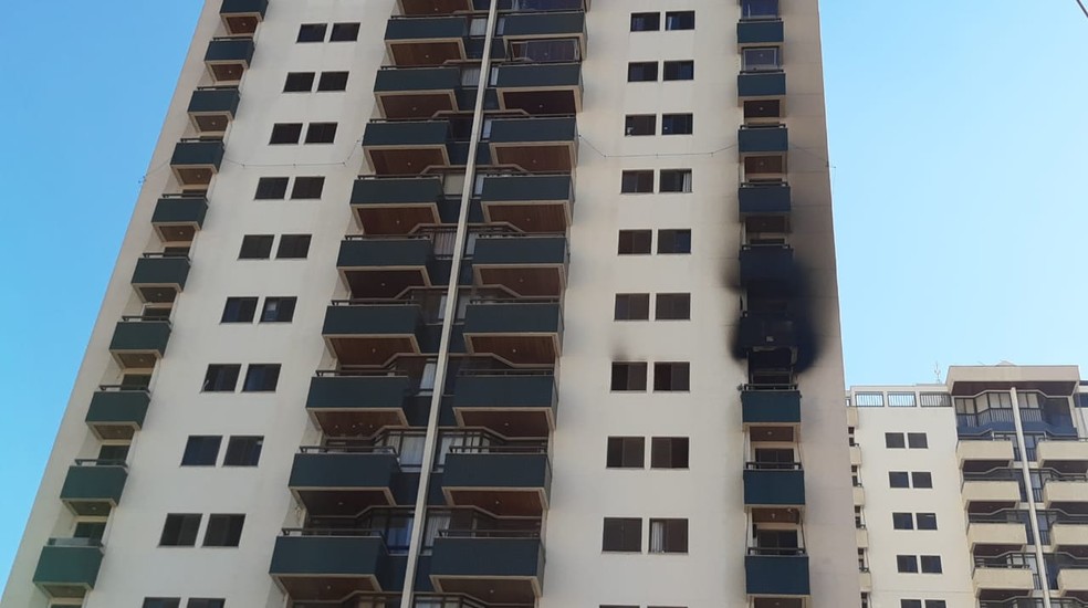 Inc&ecirc;ndio atinge apartamento em edif&iacute;cio de Jundia&iacute; &mdash; Foto: Arquivo Pessoal