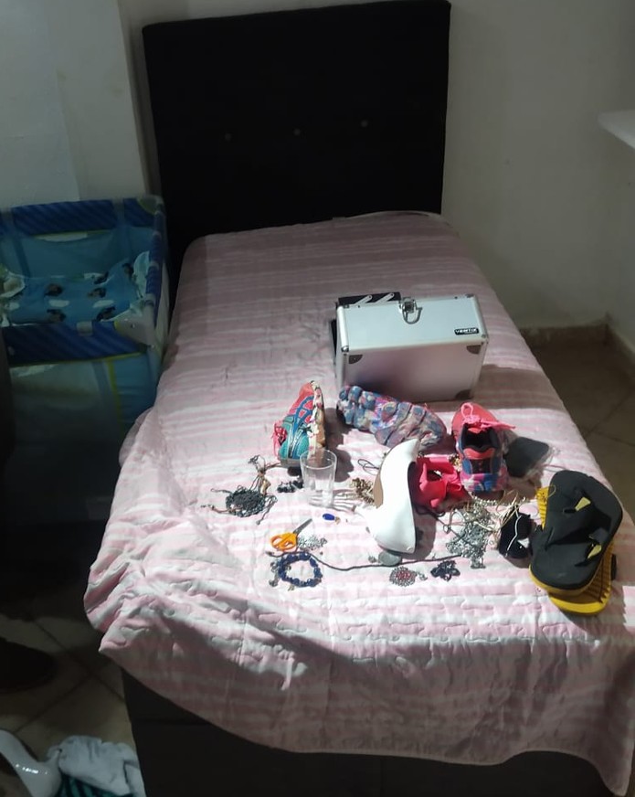 Suspeitos reviraram a casa em busca de objetos de valor — Foto: Brígida Motta