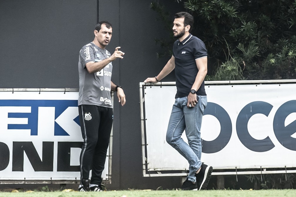 O técnico Fábio Carille e o executivo de futebol Edu Dracena — Foto: Ivan Storti/Santos FC