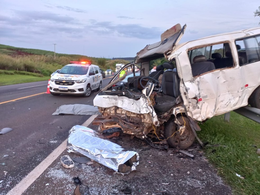 Van ficou destruída após colisão com carro na SP-215 entre Descalvado e São Carlos — Foto: Eliel Almeida/CBN