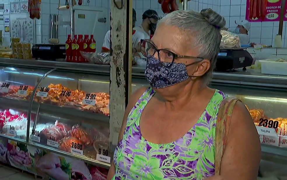 Maria Aparecida Cypriano, que já gostava de pé e pescoço de frango, passou a comprar mais em Ribeirão Preto, SP — Foto: Chico Escolano/EPTV