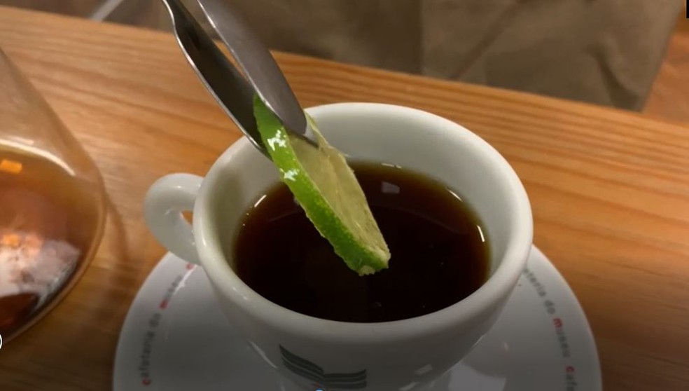 Dica é colocar raspas de limão, que reduzem o amargor e a acidez da bebida — Foto: Museu do Café