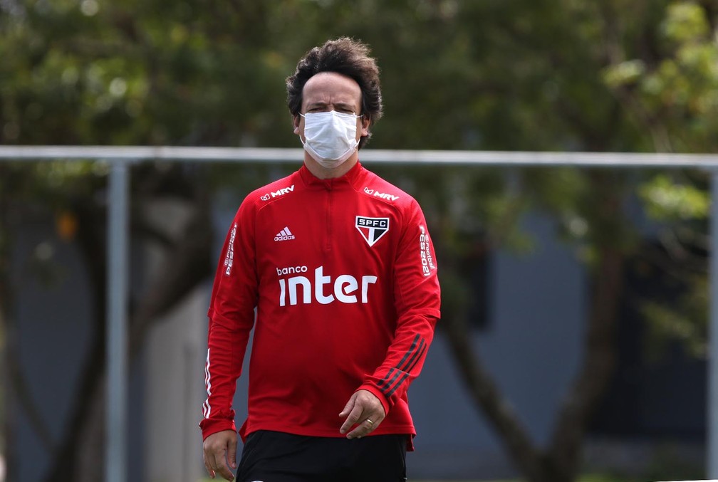 Fernando Diniz em treino do São Paulo  — Foto: Rubens Chiri / saopaulofc.net