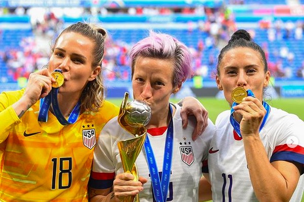 A jogadoras da seleção de futebol dos Estados Unidos celebrando a vitória da equipe na Copa do Mundo da França (Foto: Instagram)