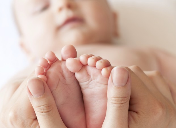 O contato pele a pele é fundamental para o desenvolvimento do tato do seu filho (Foto: Thinkstock)