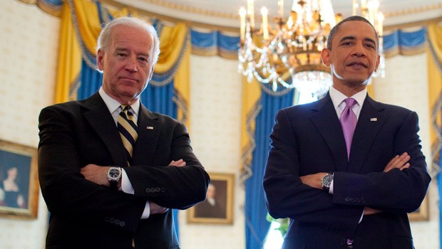 Biden e Obama posam na Blue Room da Casa Branca em maio de 2010 (Foto: The White House)