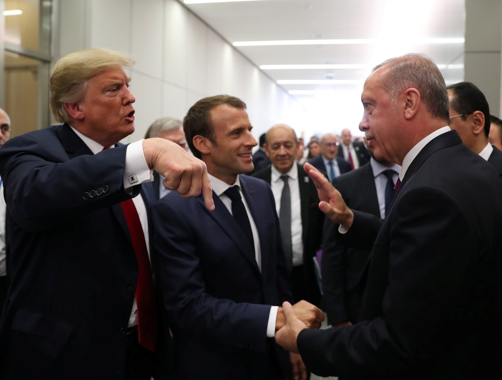 Os presidente dos EUA, Donald Trump, da França, Emmanuel Macron, e da Turquia, Tayyip Erdogan, conversam nesta quarta-feira (11) na sede da Otan em Bruxelas — Foto: Murat Cetinmuhurdar/Presidential Palace/Handout via Reuters